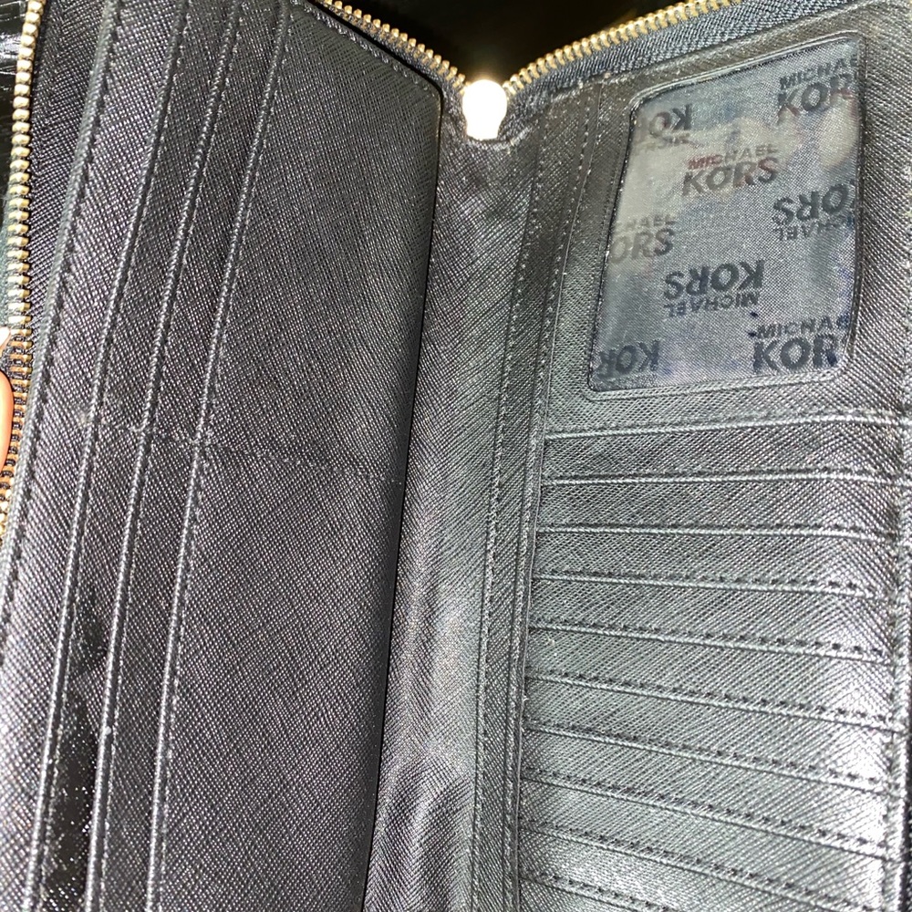 Michael kors MK Wristlet authentic - Picture 7 of 7